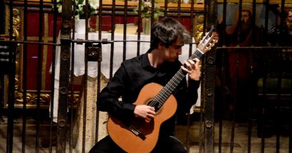El solo de guitarra de Moles inicia la participació de la Fundació ONCA a les Nits d’estiu als museus