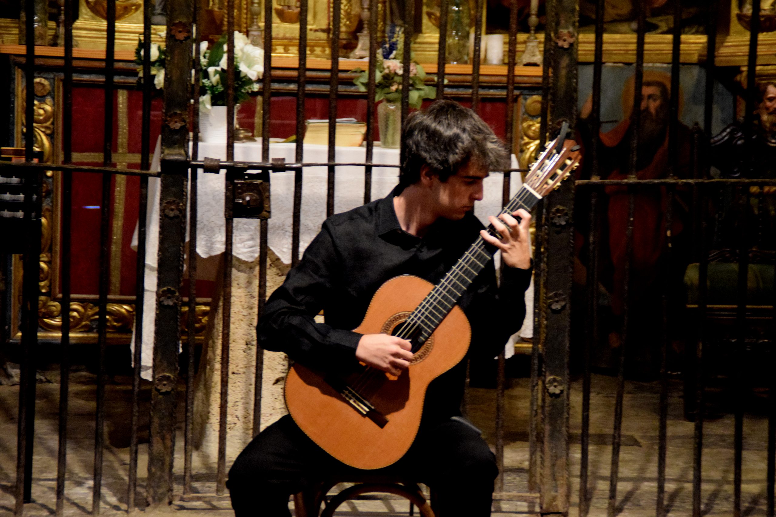 El solo de guitarra de Moles inicia la participació de la Fundació ONCA a les Nits d’estiu als museus