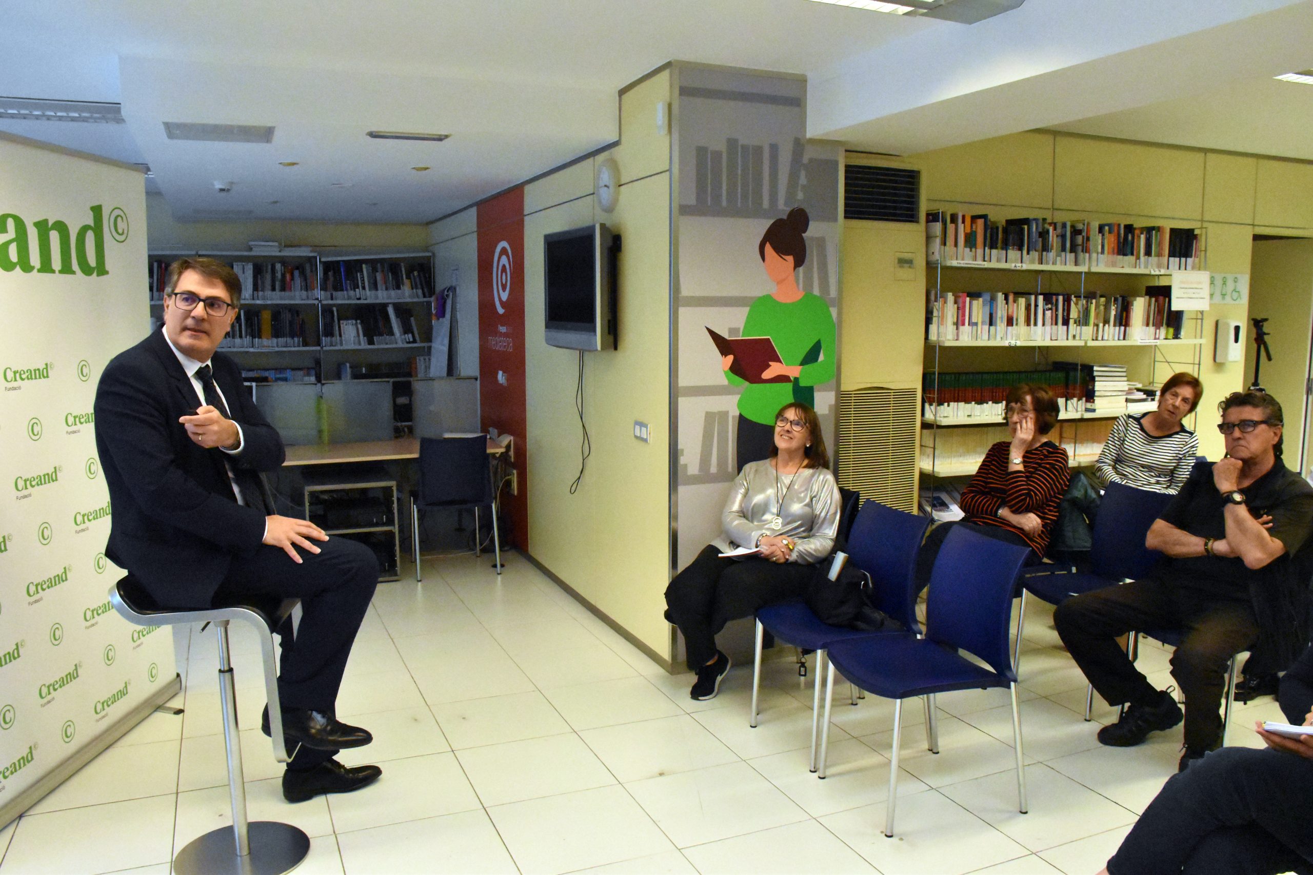 Els usuaris de L’espai es formen en educació financera per conèixer la terminologia i evitar fraus