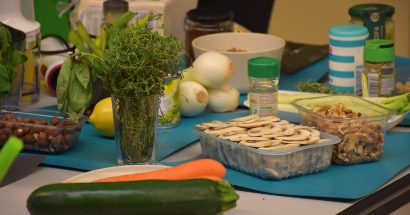 La dietista Marta Pons ensenya com elaborar un paté vegetal per a obtenir els nutrients necessaris per a l’organisme