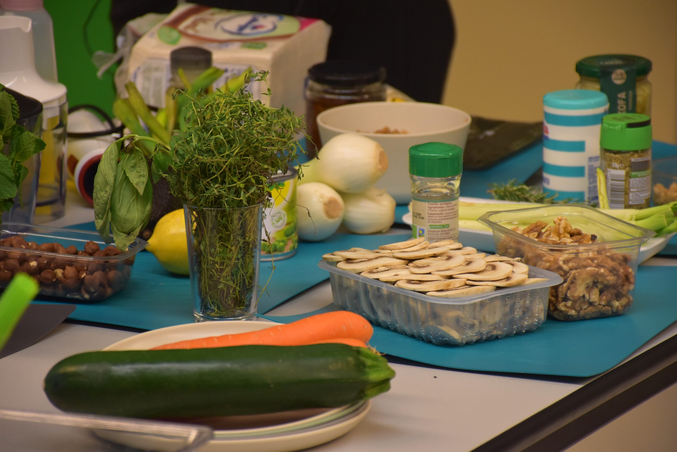 La dietista Marta Pons ensenya com elaborar un paté vegetal per a obtenir els nutrients necessaris per a l’organisme