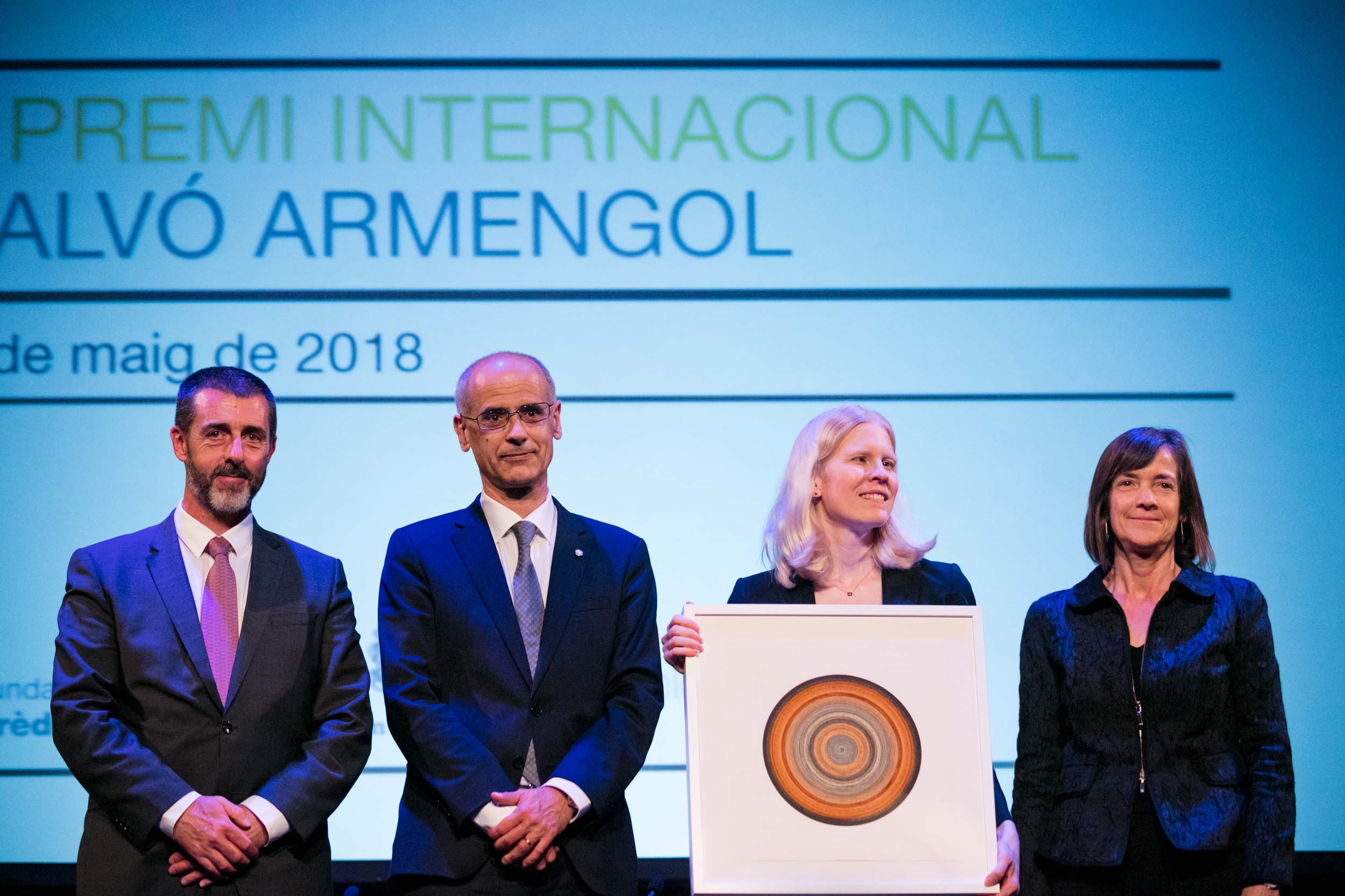 La professora Melissa Dell recull el V Premi Internacional Calvó Armengol